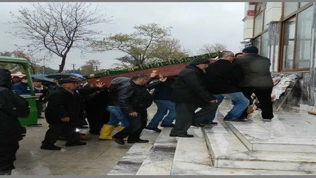   EMEKLİ ÖĞRETMENİN CENAZE NAMAZI  YOĞUN YAĞMUR NEDENİYLE CAMİ İÇİNDE KILINDI