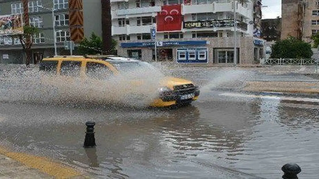 Ortaca'da yeni yapılan akıllı kavşağı su bastı