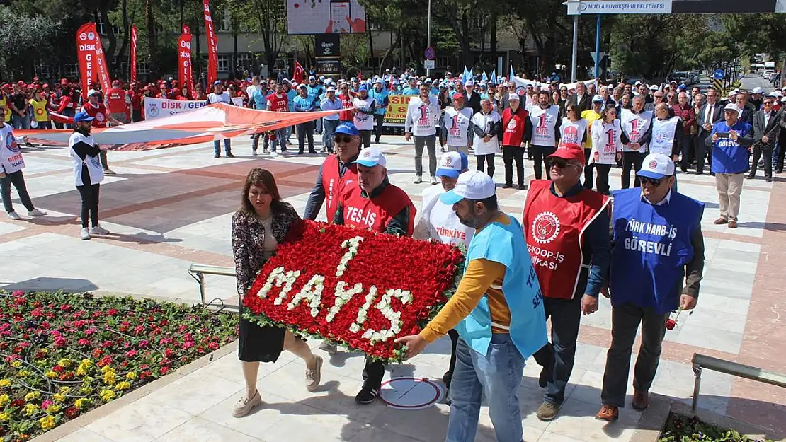 1 Mayıs Kutlamaları Çelenk Töreniyle Başladı