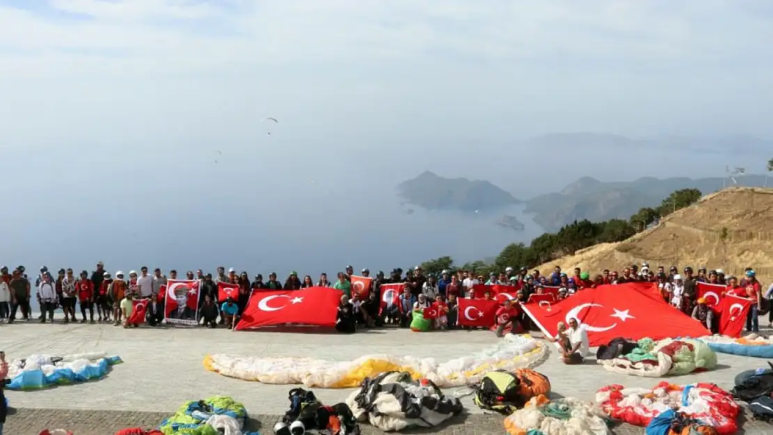 Öğrenciler Türk bayraklarıyla yamaç paraşütü yaptı