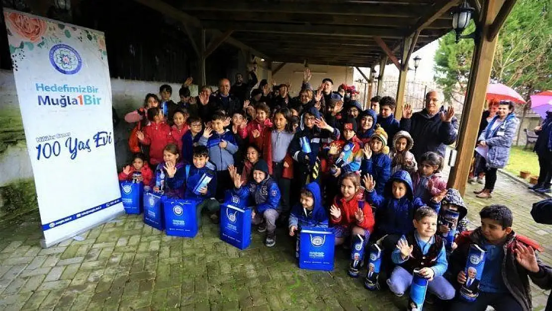 100 Yaş Evi üyelerinden minik öğrenciler için örnek davranış