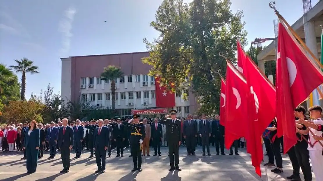 100. yılda çelenk sunma töreni