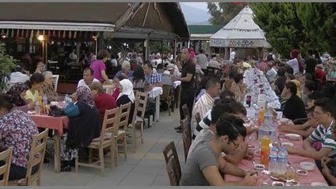 HUZUREVİ'NİN İFTAR YEMEĞİ KIL ÇADIRDA YAPILDI