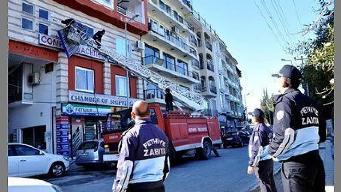 FETHİYE'DE GÖRÜNTÜ KİRLİLİĞİ YARATAN TABELALAR KALDIRILIYOR