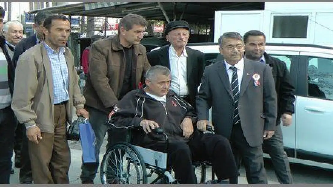 KAZA GEÇİREN SÜRÜCÜYE BAŞKANDAN TEKERLEKLİ SANDALYE