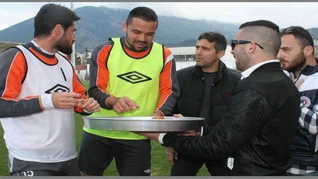 TARAFTARLARDAN FETHİYESPOR A BAKLAVA ZİYAFETİ