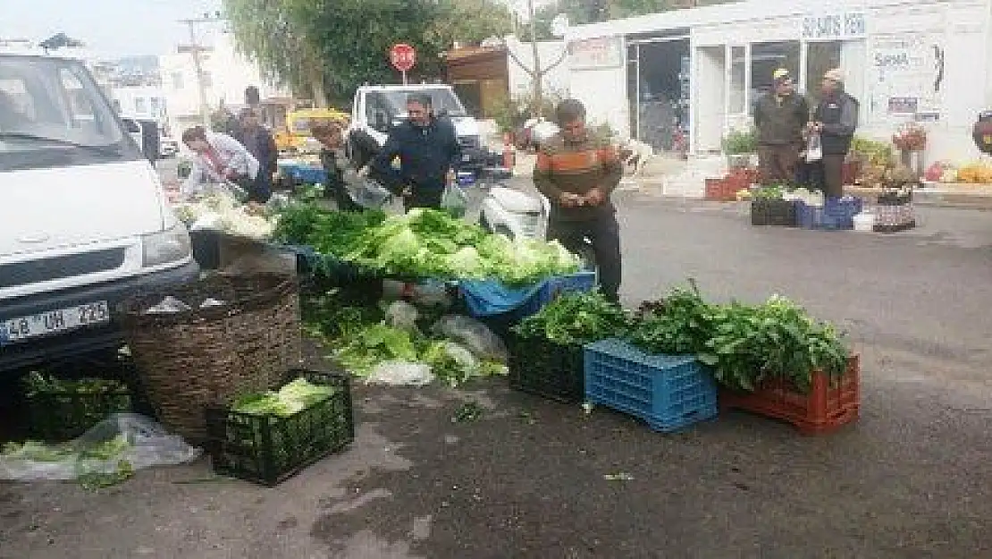 Semt pazarının ortasında kanalizasyon patladı