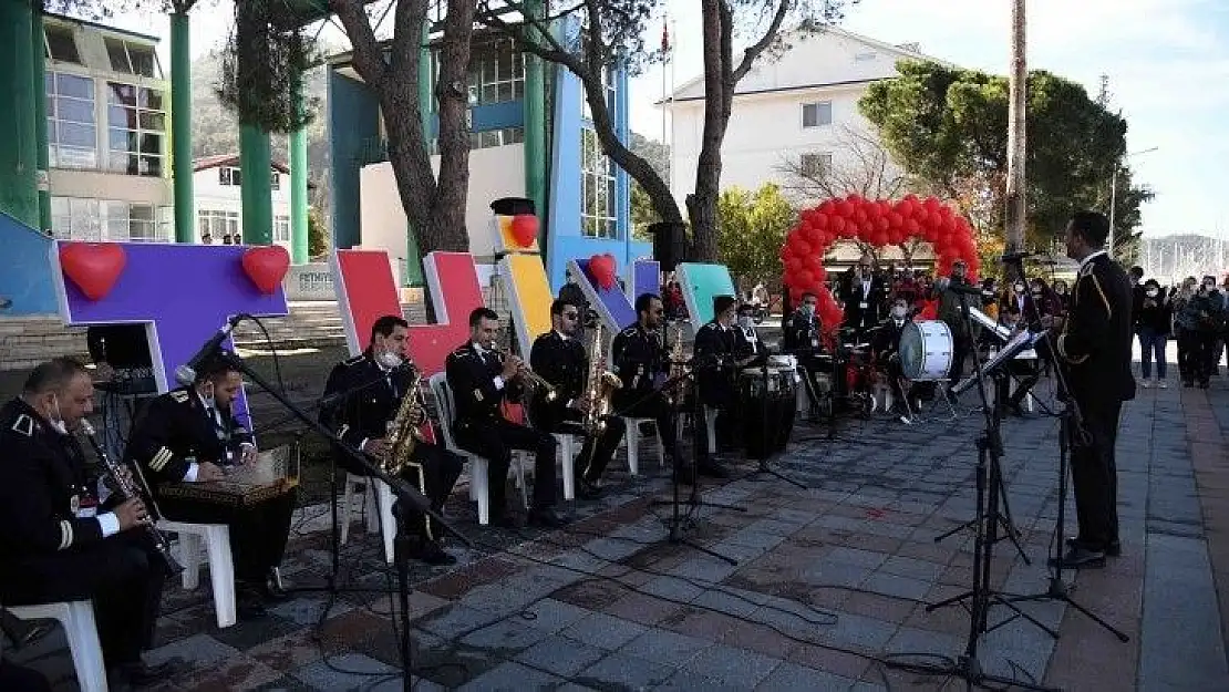 14 Şubat Sevgililer Günü Fethiye'de şarkılarla kutlandı