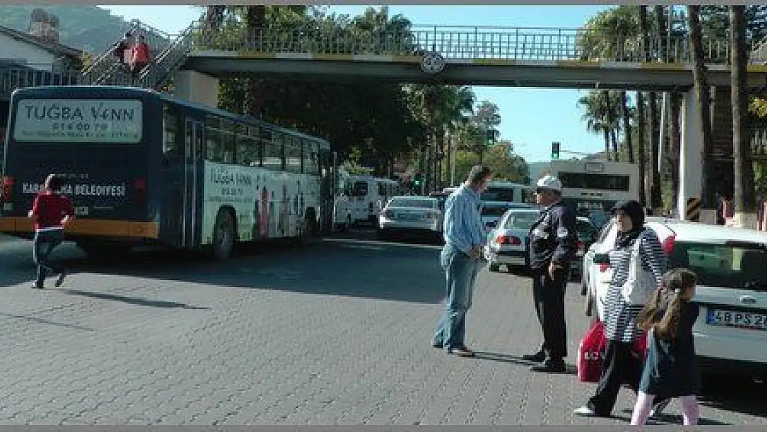 ÜST GEÇİDE RAĞMEN ÖĞRENCİLER YOLA FIRLIYOR (görüntülü)