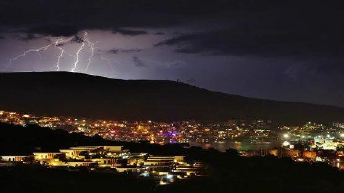 DOLUNAY VE ŞİMŞEKLER BODRUM'U AYDINLATTI...