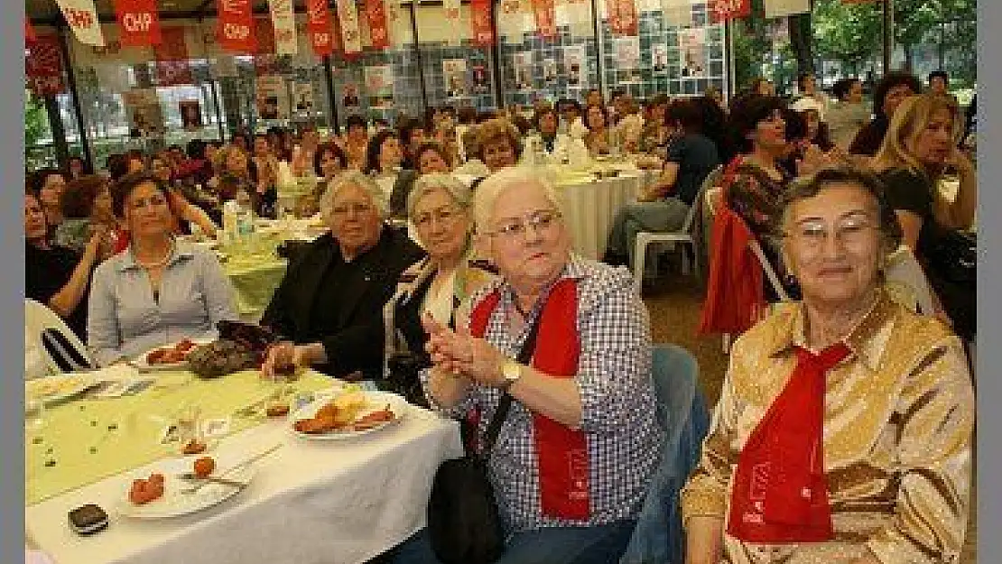 CHP'NİN ÇAY PARTİSİNE BAYANLAR YOĞUN İLGİ GÖSTERDİ.