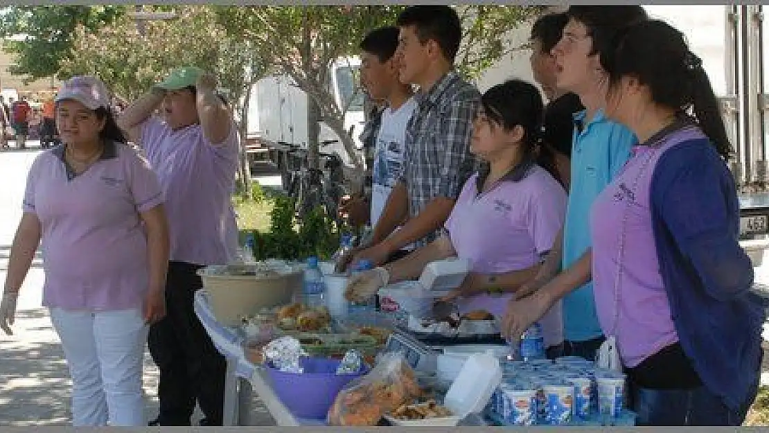  YANAN OKULUN ÖĞRENCİLERİ KERMES DÜZENLEDİ