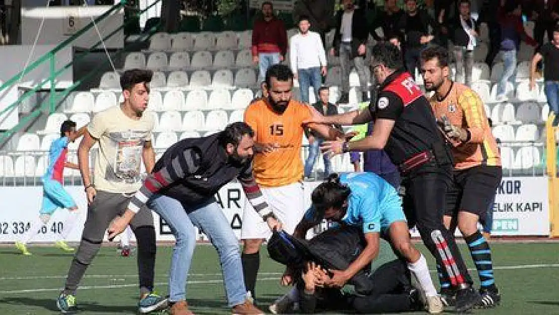 ÇIKAN KAVGADA FUTBOLCU AĞIR YARALANDI...