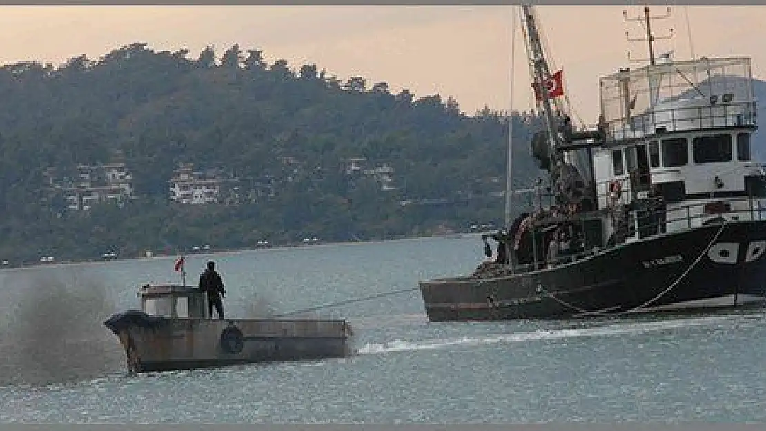 BALIKÇI TEKNESİ LİMAN ORTASINDA ÇAMURA SAPLANDI