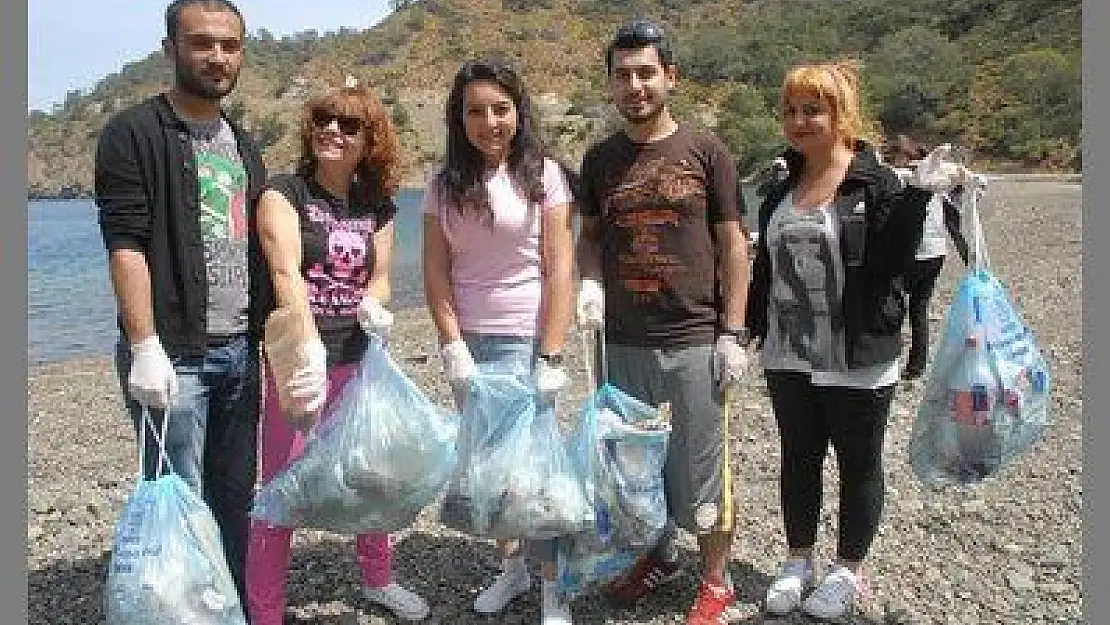 FETHİYE'DE KOYLARI ÜNİVERSİTE ÖĞRENCİLERİ TEMİZLEDİ