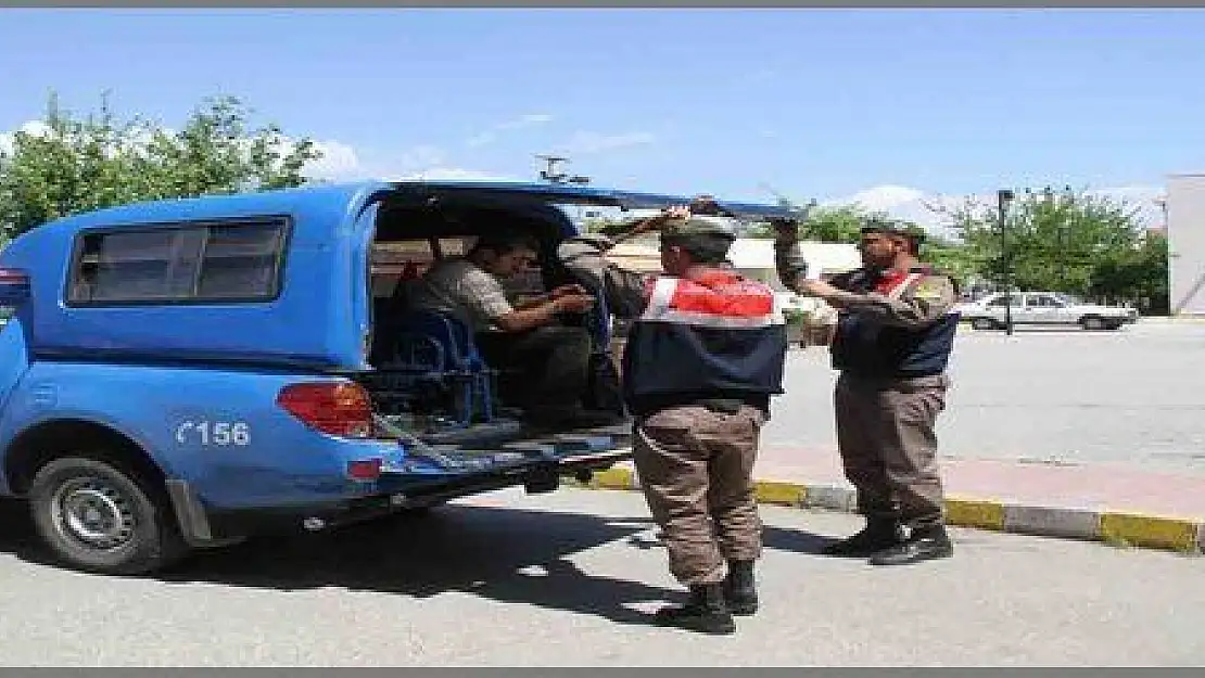 ÇALIŞTIKLARI İŞ YERİNDEN HIRSIZLIK YAPINCA  TUTUKLANDILAR