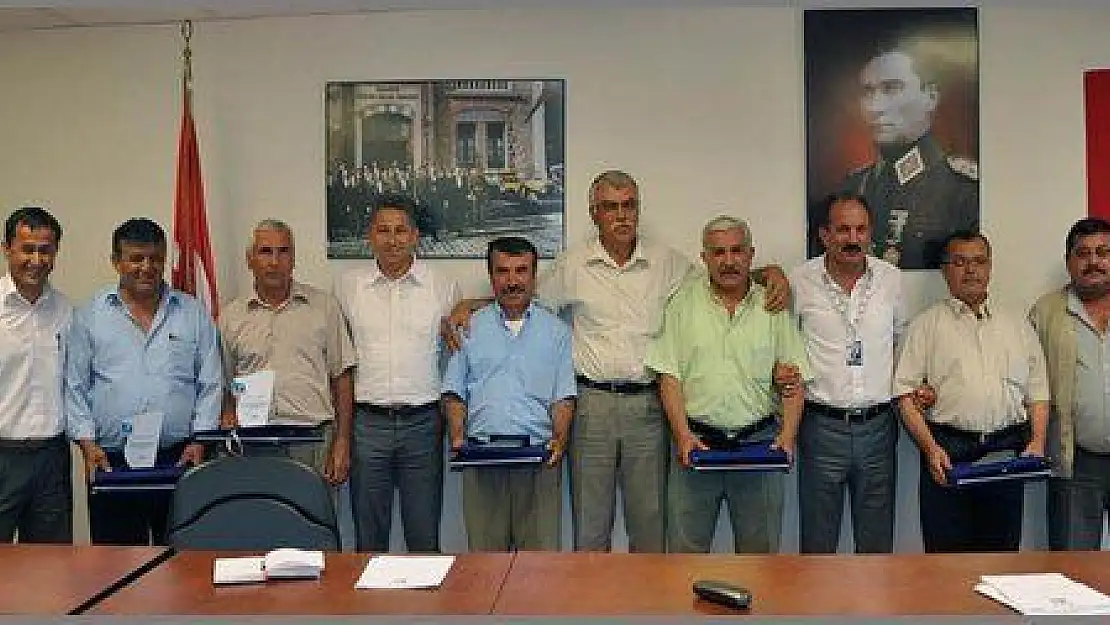 EMEKLİYE AYRILAN PERSONELLERE PLAKET VERİLDİ