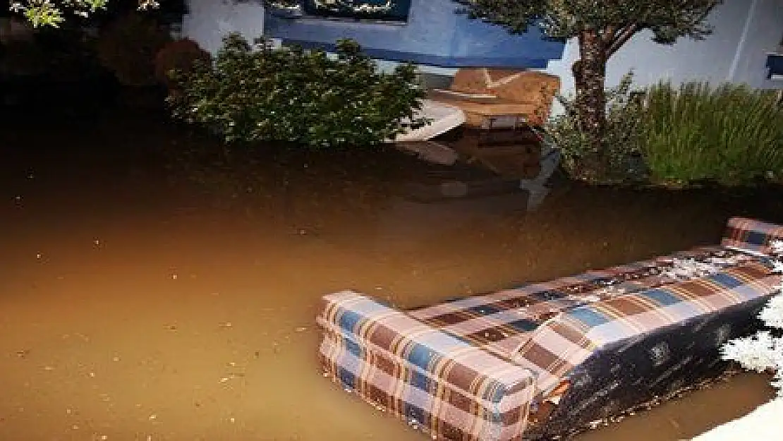 SAĞANAK YAĞIŞ SONRASI BODRUM KATLARI SU BASTI...