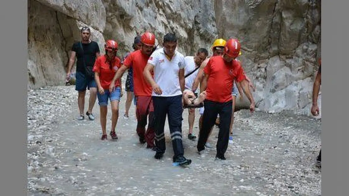 SAKLIKENT KANYONUNA DÜŞEN TATİLCİYİ UMKE KURTARDI