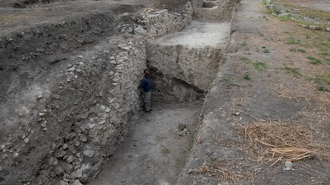 2 bin 500 yıllık zar oyunu tablası bulundu