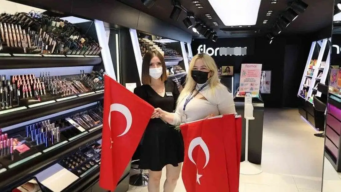 2 bin Türk Bayrağı dağıtıldı