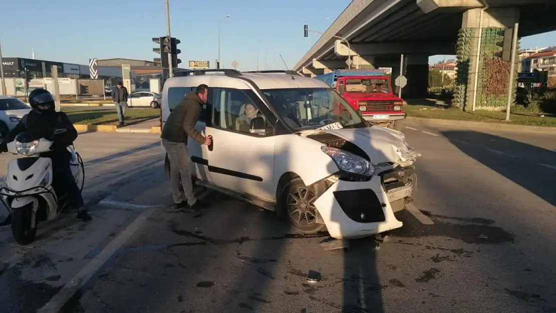 2 sürücüye de yeşil yanan sinyalizasyon kazaya sebep oldu