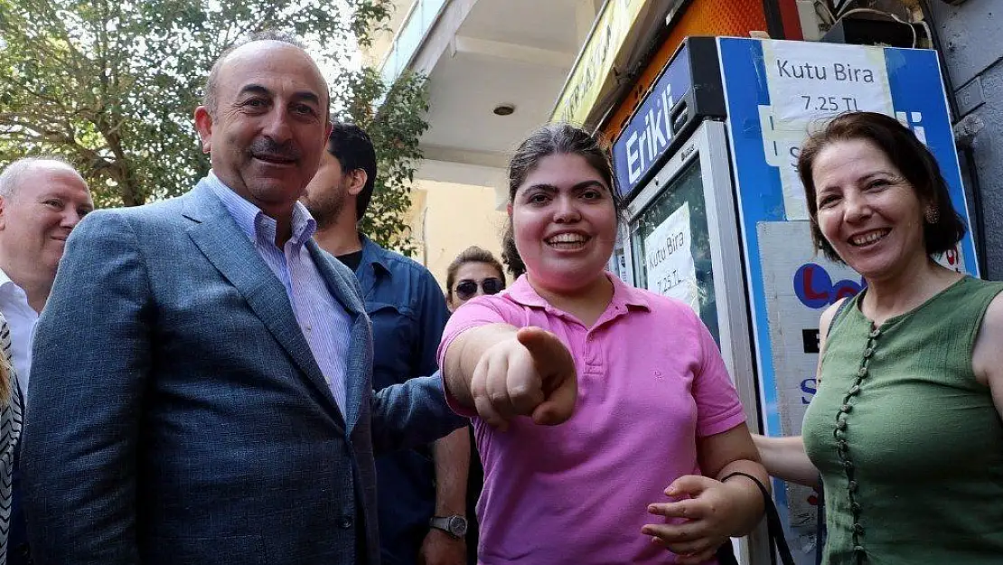 Bakan Çavuşoğlu'ndan esnaf ziyareti