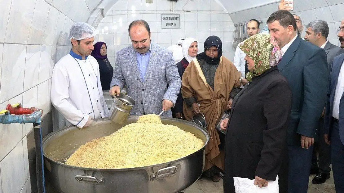 Çiftçi aşevinde yemek dağıttı