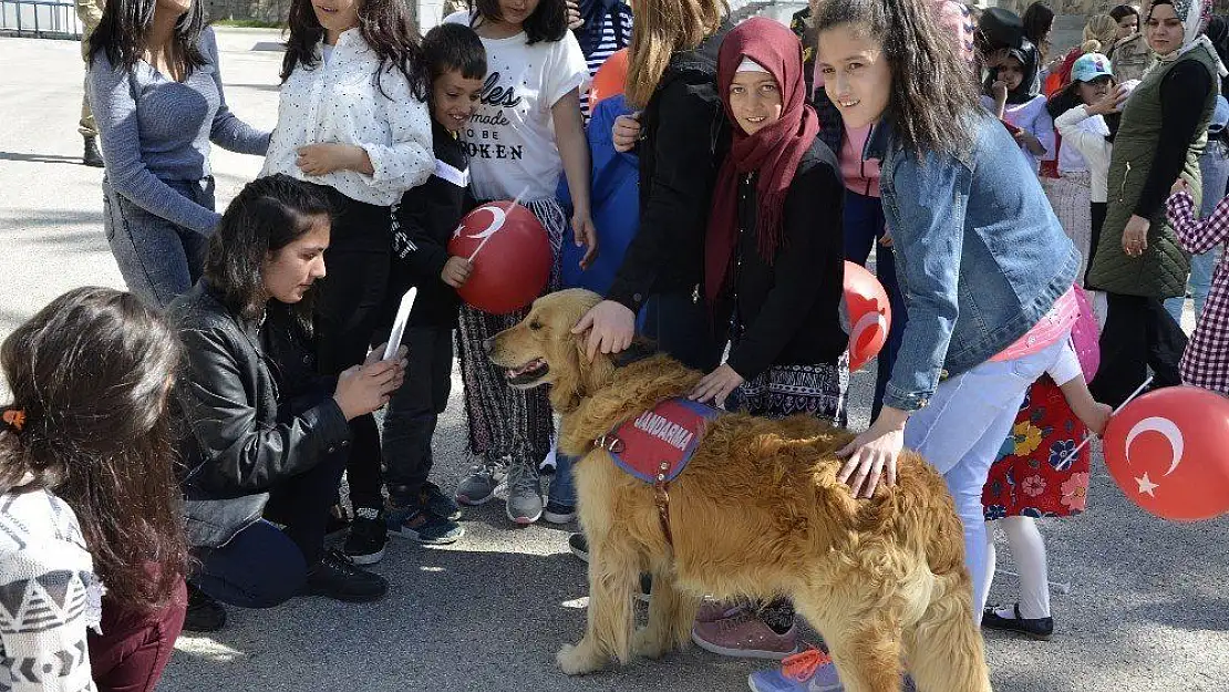 Jandarmadan çocuklara anlamlı jest