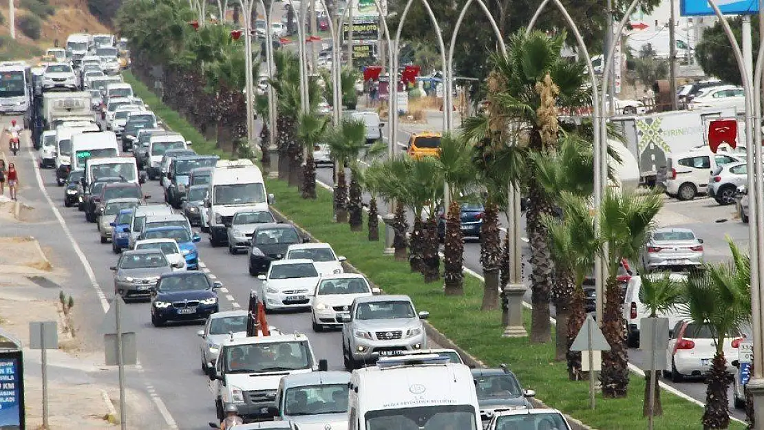 Bodrum'da kilometrelerce kuyruk oluştu, trafik durdu