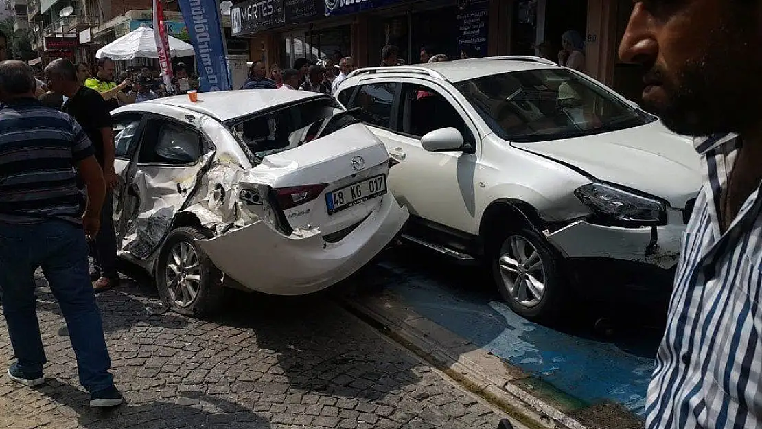 Freni patlayan kamyon araçları ezdi, işyerlerine daldı