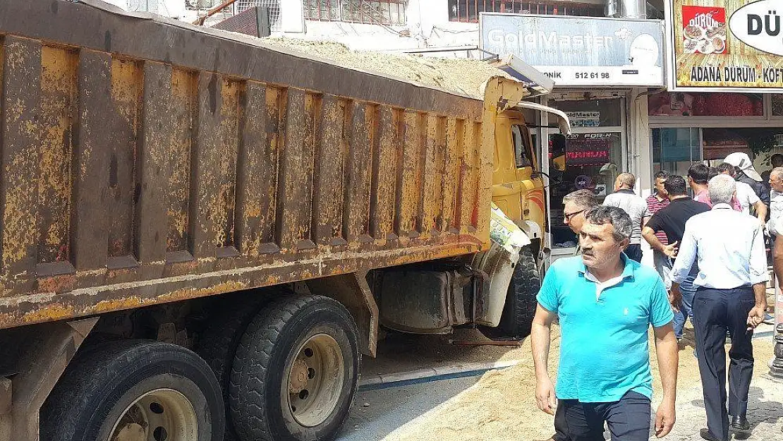 Freni patlayan kamyon dehşet saçtı