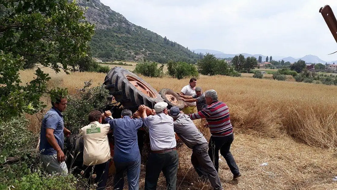 Yenice'de traktör devrildi: 3 yaralı