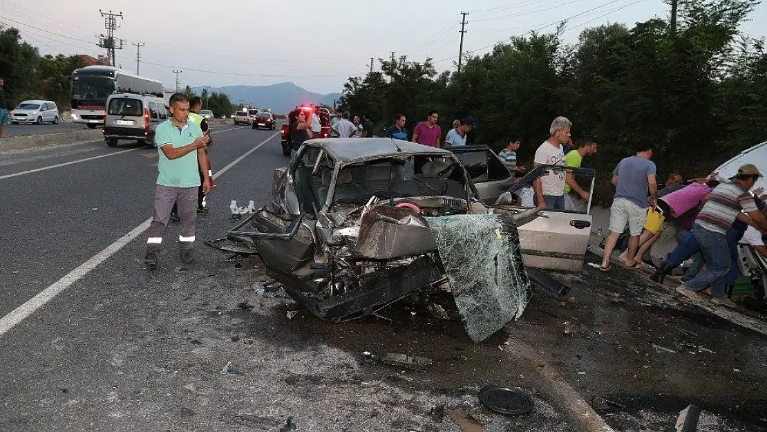 Ters yönde giden ticari araç otomobille çarpıştı: 2'si ağır 5 yaralı