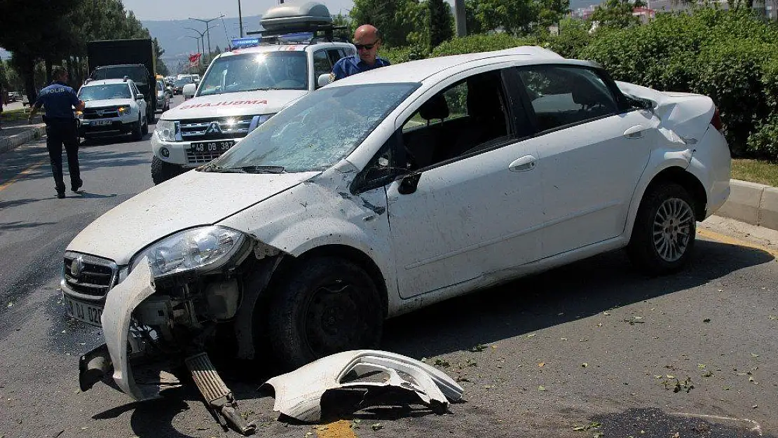 Beton bariyere çarpıp karşı şeride geçti