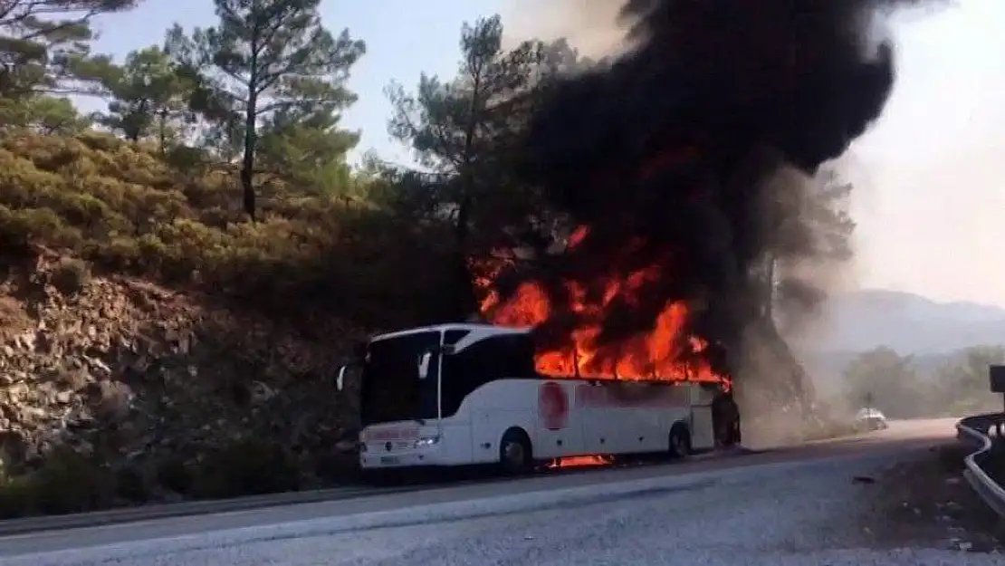 Yolcu otobüsü cayır cayır yandı