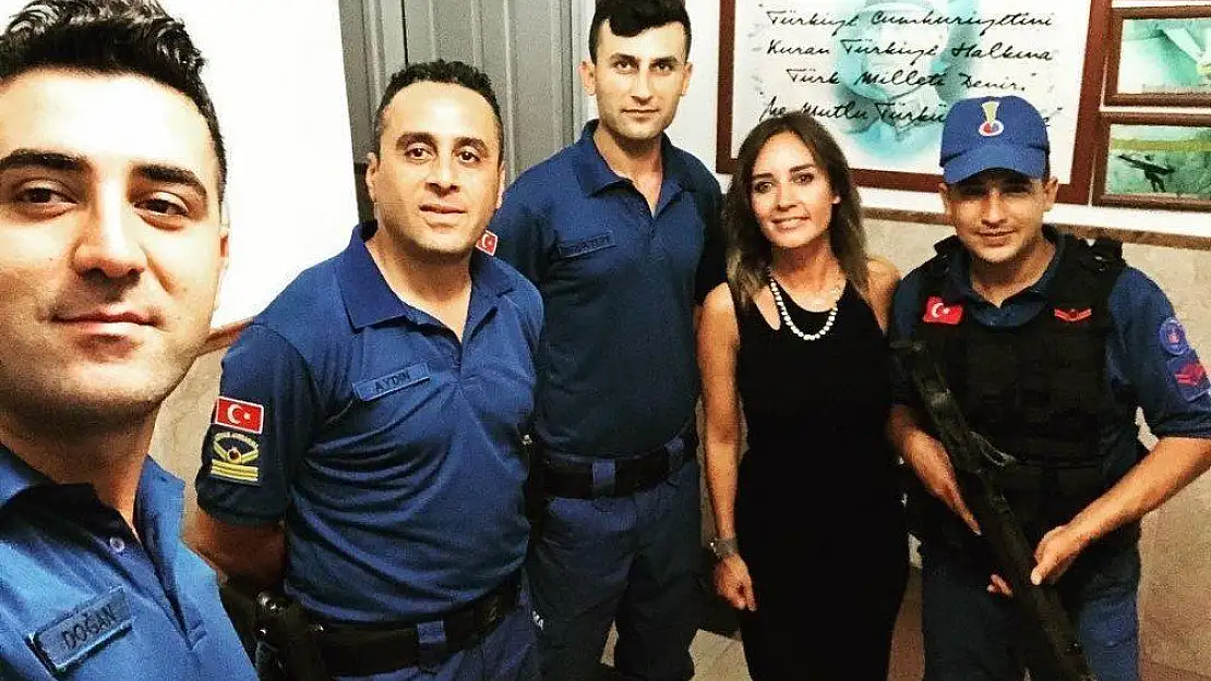 Nazlı Çelik Bodrum tatilinde askerleri ziyaret etti