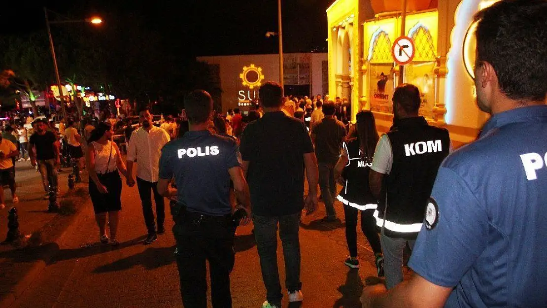 400 Polis dünyaca ünlü barlar sokağına girdi