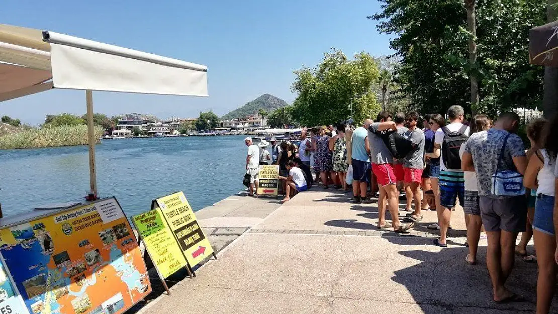 Dalyan'da tatilciler 'dolmuş' kuyruğuna girdi