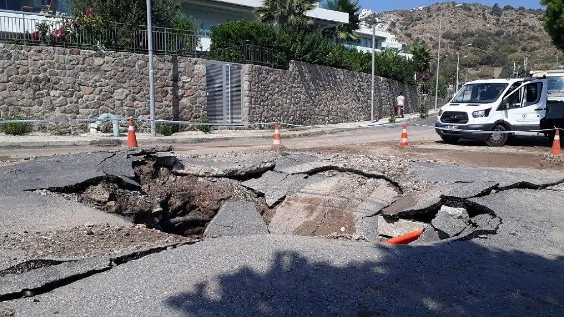 Su hattı bir anda patladı, asfalt paramparça oldu