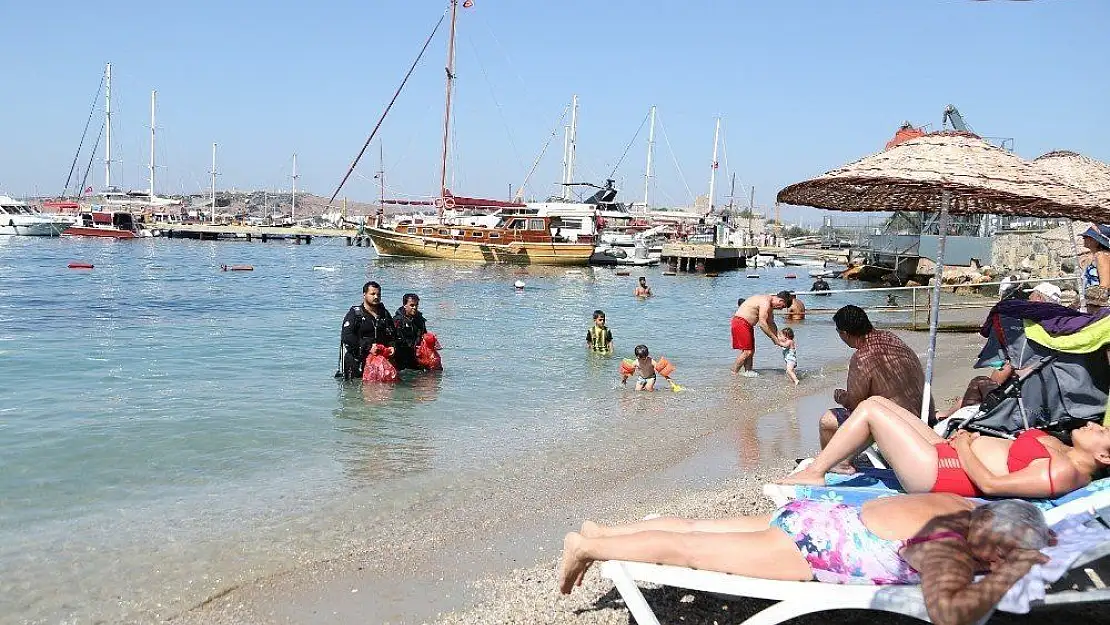 Mavi bayraklı halk plajında deniz dibi temizliği