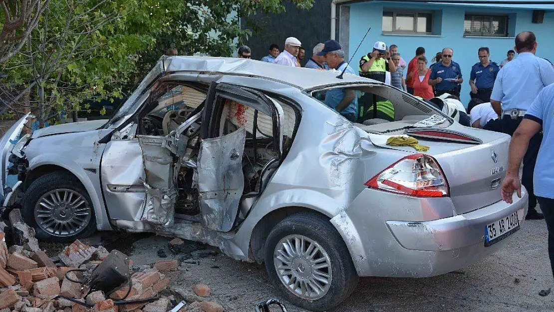 Yayaya çarpmamak için direksiyon kırdı: 1 ölü, 2 yaralı