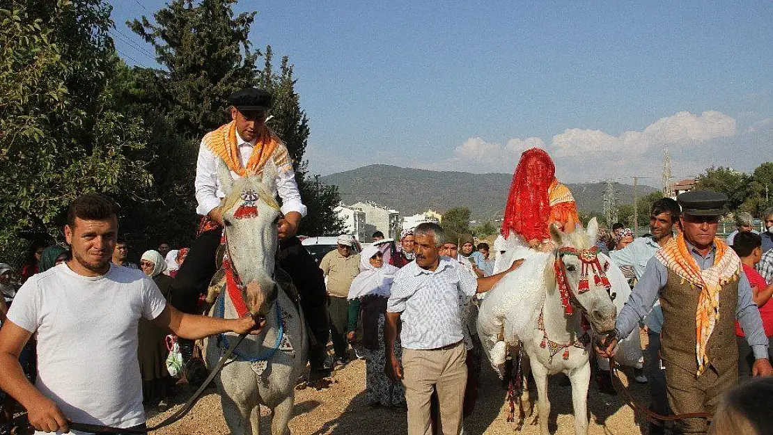 Bu kez gelin arabasına değil ata bindiler