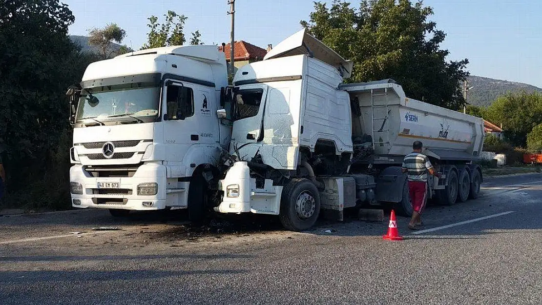 Milas'ta tır, park halindeki tıra çarptı: 2 yaralı