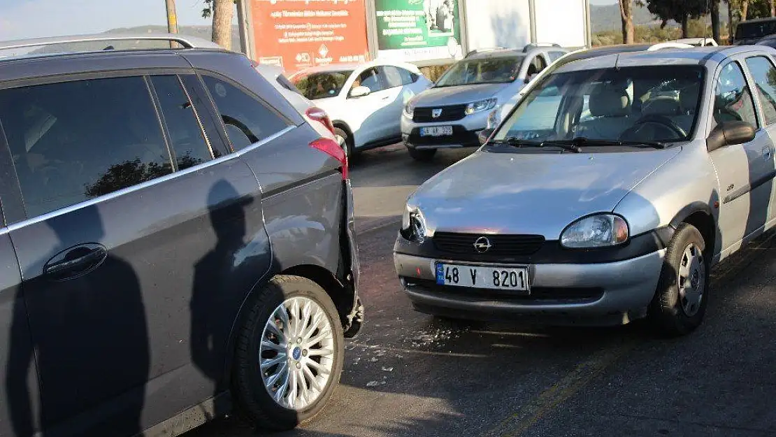 Dikkatsiz sürücü kırmızı ışıkta duran araca çarptı 2 yaralı