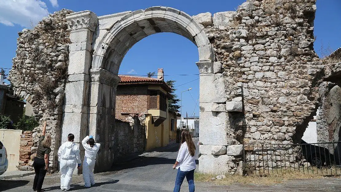 Baltalı Kapı'daki yazılar temizlendi