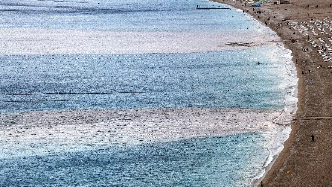 Yağış, Ölüdeniz'in rengini değiştirdi