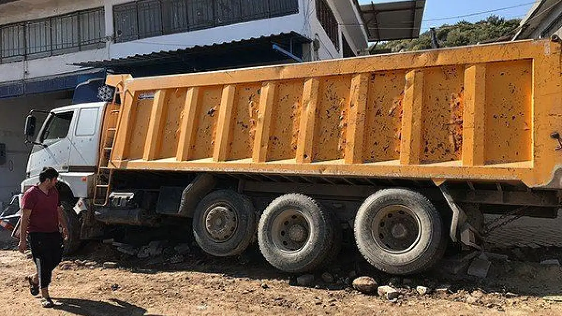 Freni boşalan kamyon paniğe neden oldu