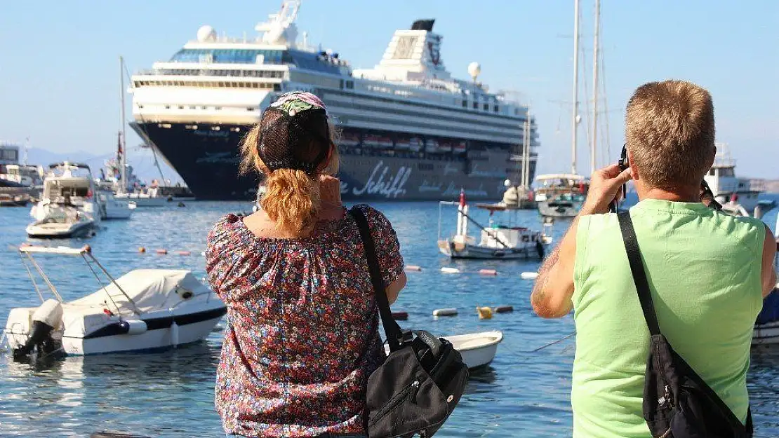 3 bin turist bir anda Bodrum'a akın etti