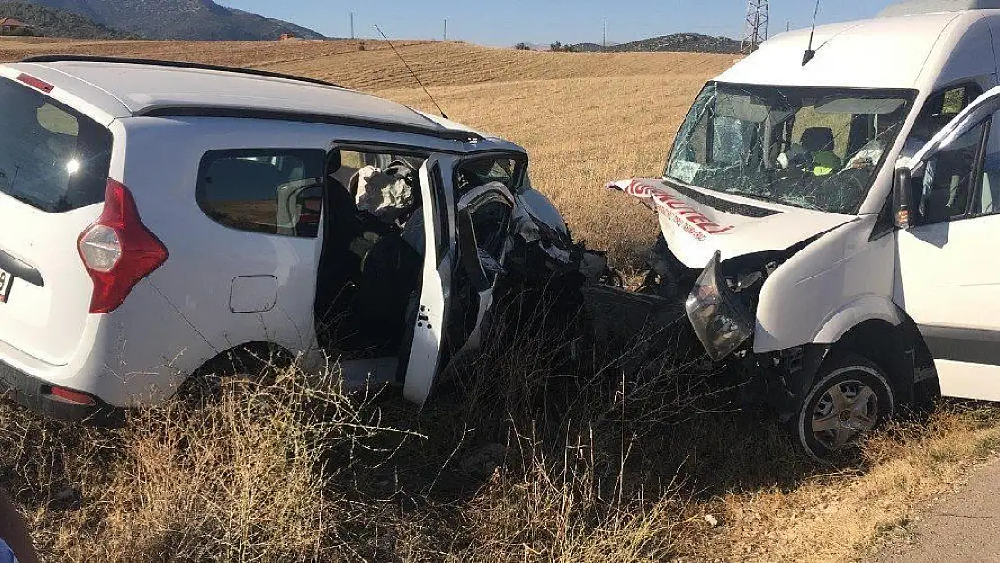 Korkuteli'nde trafik kazası: 16 yaralı